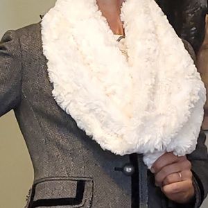 NWT Furry soft beige infinity scarf, cable knit other side neutral so pretty